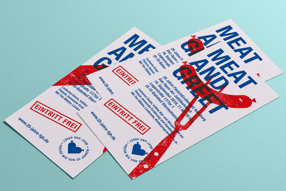Drei Flyer des Fleischgroßmarkt "Meat and Greet", mit blauem und roten Aufdruck auf weißem Papier, auf hellblauem Untergrund liegend.