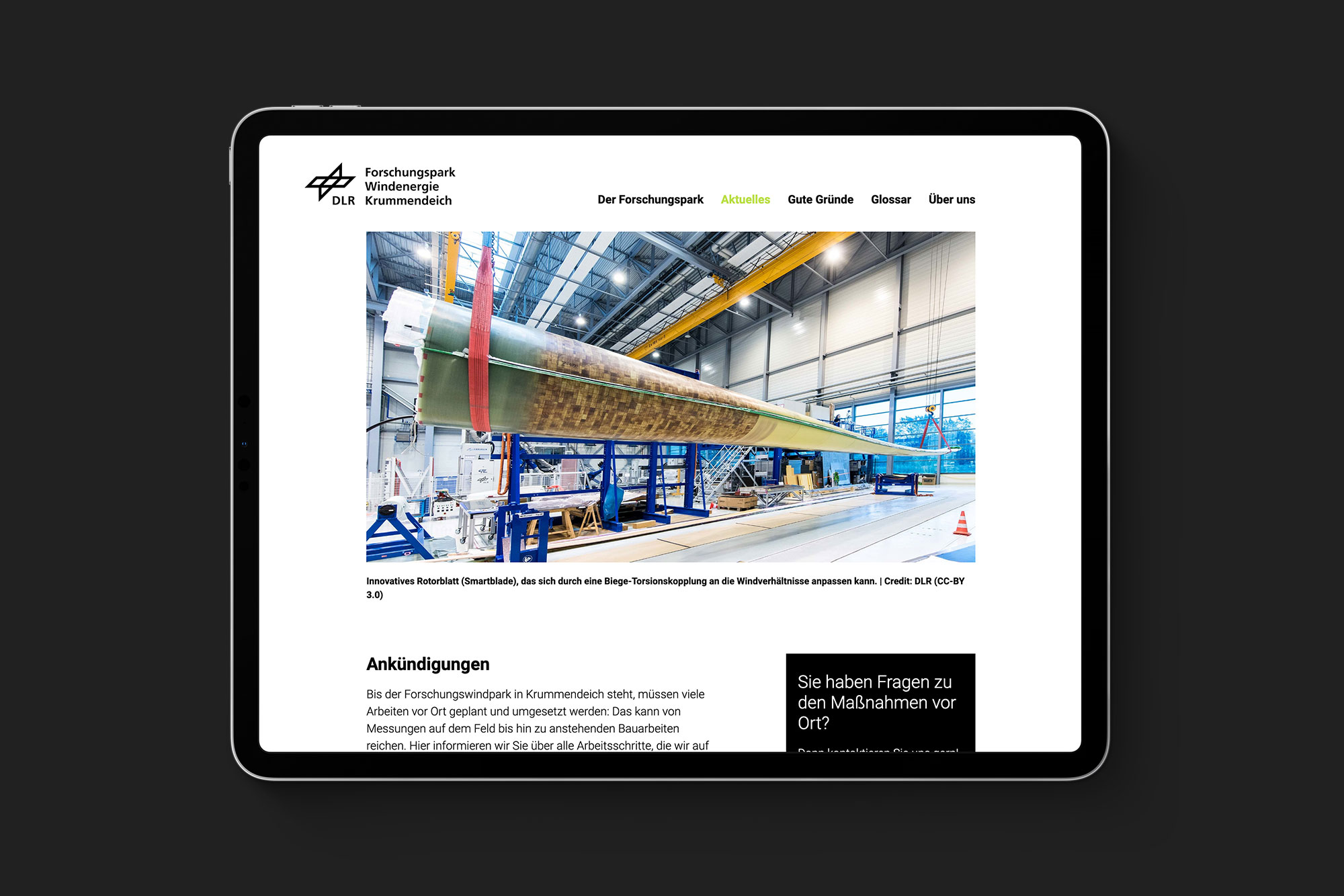 iPad auf grauem Hintergrund, das die Webseite des DLR  Forschungsparks zeigt.