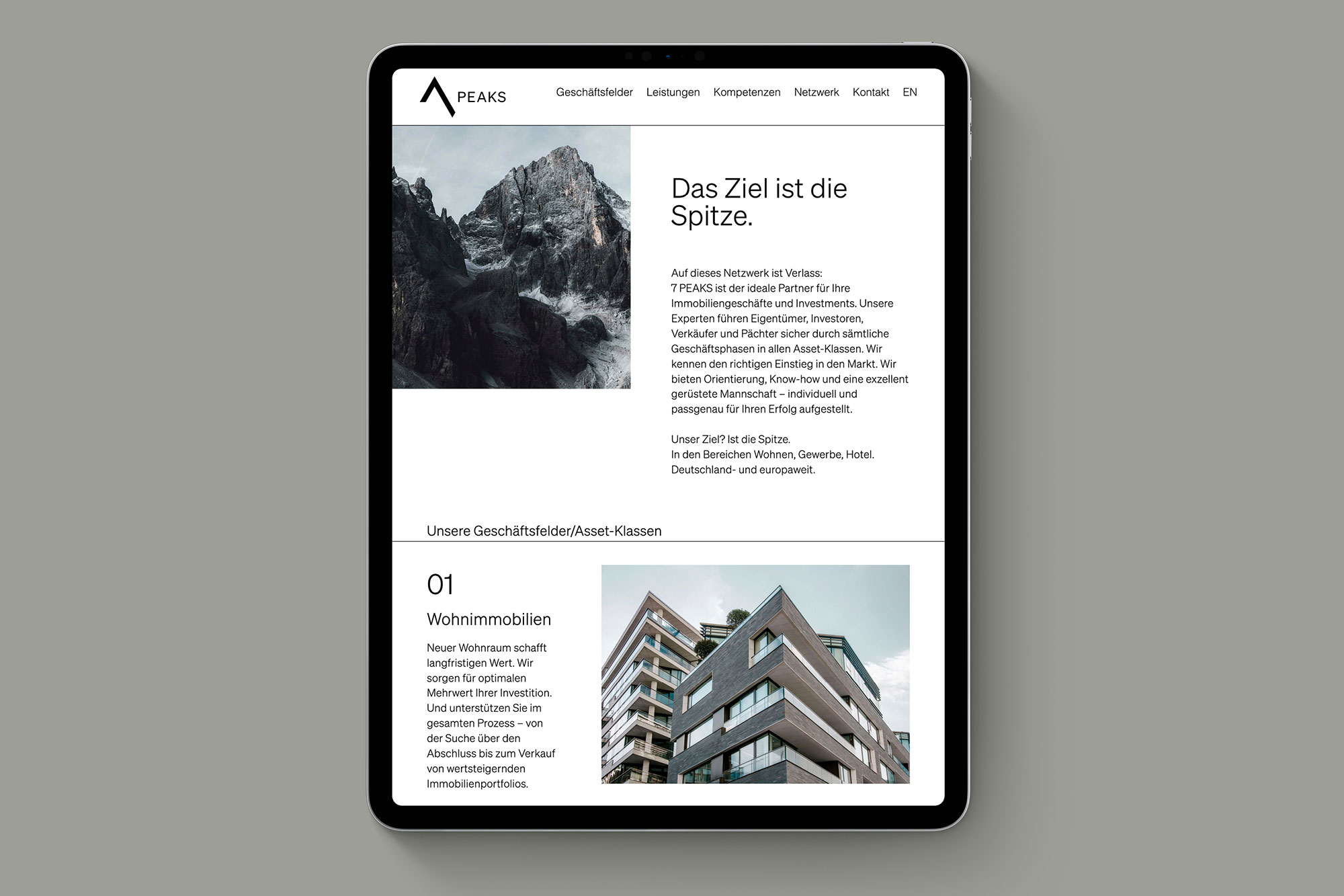 iPad auf dunkelgrauem Hintergrund, das die Webseite von seven Peaks zeigt.