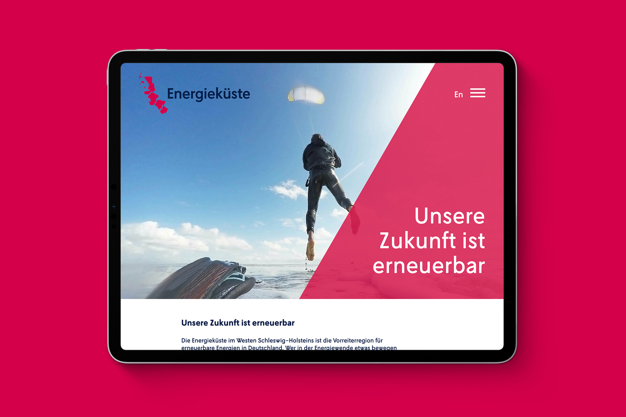 iPad auf magentafarbenem Hintergrund das die mobile Version der Webseite von Energieküste zeigt.