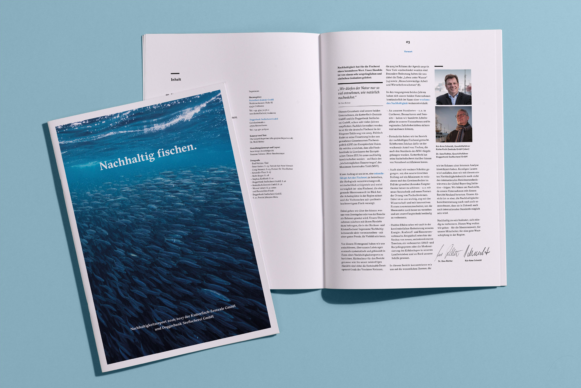 Photo of the brochure of the sustainability report for the fisheries Kutterfisch and Doggerbank on light blue background.
